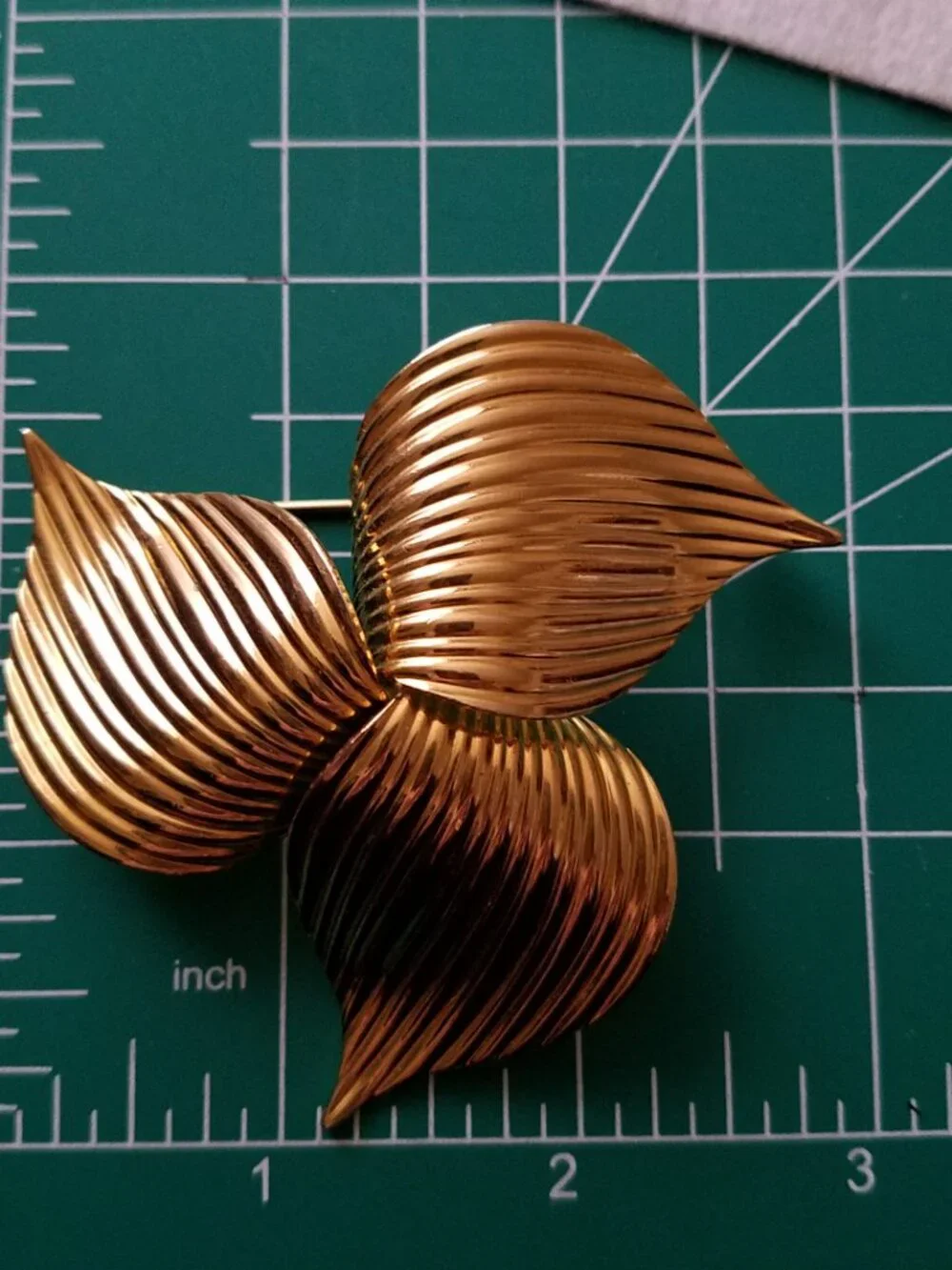 Vintage Sarah Coventry Trillium Goldtone Brooch